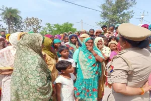 मुरादाबाद: आंबेडकर प्रतिमा स्थापित को लेकर महिलाओं की पुलिस से नोकझोंक