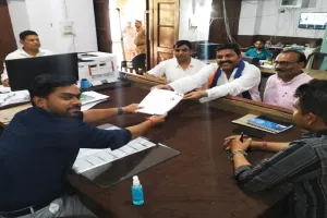 रामपुर : भाजपा गठबंधन से शफीक अंसारी और सपा से अनुराधा चौहान ने दाखिल किया नामांकन