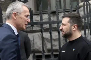 रूस के आक्रमण के बाद पहली बार यूक्रेन पहुंचे नाटो प्रमुख, शहीद सैनिकों को दी श्रद्धांजलि