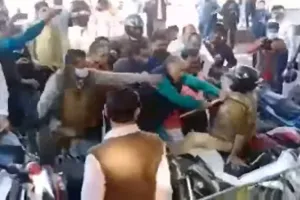 झांसी : भाजपाइयों और कांग्रेसियों के बीच जमकर हुई मारपीट व हंगामा 