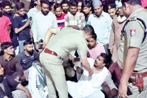 गदरपुरः थानाध्यक्ष पर लगा बुजुर्ग से अभद्रता का आरोप, गुस्साए लोगों ने घेरा थाना