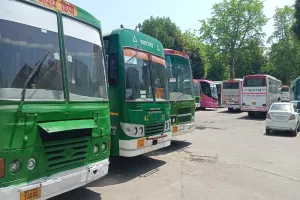 लखनऊ:  रोडवेज के चालक और परिचालकों ने किया चक्का जाम, बे 'बस' हुए यात्री