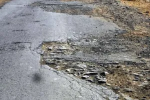 गरमपानी: लाखों रुपये का डामरीकरण हाथ से ही उखड़ने लगा साहब !