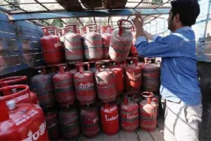 LPG Cylinder Price : एलपीजी सिलेंडर की कीमतों में भारी कटौती, जानिए कितना कम हुआ दाम
