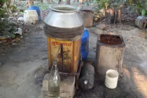  खटीमा में पेड़ों पर बनी मचानों में मिले कच्ची शराब के ड्रम, माफिया फरार