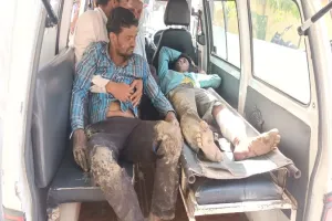 संभल: अनियंत्रित होकर पलटा ट्रैक्टर, बच्चे की मौत, पांच घायल