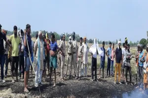 सुलतानपुर: आग ने मचाई तबाही, 100 बीघा गेहूं की फसल जली, घंटों बाद पहुंची फायर बिग्रेड की गाड़ी