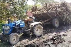 मुरादाबाद: ट्रक ने गन्ना लदे ट्रैक्टर को मारी टक्कर, चालक ने कूद कर बचाई जान 