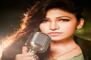 'ट्रूली कनेक्टेड' के ट्रैक 'आवारा' के लिए सिंगर Tulsi Kumar बनीं लिरिसिस्ट 
