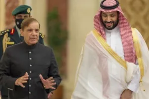 नकदी संकट से जूझ रहा पाकिस्तान, सऊदी अरब से दो अरब डॉलर की सहायता पाने के लिए कर सकता है समझौता 