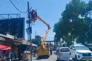 रामपुर: हाइवे पर लगी 240 तिरंगा स्ट्रीट लाइटों में 60 बंद मिलीं, दो फर्मों को नोटिस