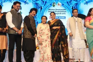 Photos: विद्या बालन को मिला लता दीनानाथ मंगेशकर अवॉर्ड, बोलीं- मैं कांप रही हूं... मुझे दिए गए इस सम्मान के लिए बहुत बहुत धन्यवाद