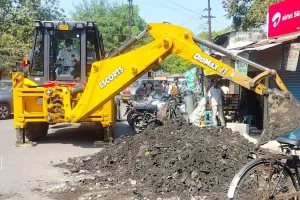 बरेली : बरसों पुराने नाले पर अधिवक्ताओं ने बना लिए चेंबर, नालों के ऊपर बनीं दुकानों को तोड़कर सफाई अभियान शुरू 