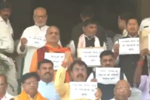 बिहार : रामनवमी की शोभायात्रा के दौरान हुए पथराव को लेकर विपक्ष ने विधानसभा के बाहर किया विरोध प्रदर्शन