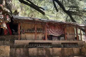 चमोली: इस मंदिर के अंदर मूर्ति दर्शन के लिए नहीं जाते श्रद्धालु, पुजारी भी आंख में पट्टी बांधकर करते हैं पूजा