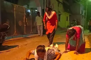 Video : BJP में शामिल होने की सजा! 1 KM रेंगती हुई 4 महिलाएं पहुंचीं TMC ऑफिस