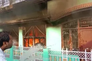 शाहजहांपुर : शार्टसर्किट से व्यापारी के गोदाम में लगी आग, लाखों का नुकसान