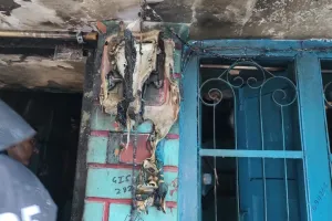 हल्द्वानी: खाना बनाने के दौरान सिलेंडर से निकला रेगुलेटर, लगी भीषण आग, तीन लोग झुलसे