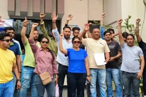 हल्द्वानी: Street Light की समस्या को लेकर निगम पहुंचे लोग