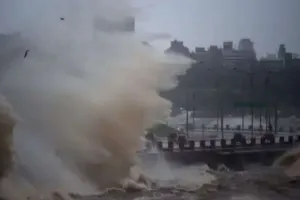 अमेरिका के अरकंसास में तूफान ने मचाई तबाही, 24 लोग घायल, मकान क्षतिग्रस्त...कारें पलटीं 