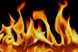 उन्नाव: संदिग्ध हालातों में गैंगरेप पीड़िता के घर में लगी आग, दो मासूम झुलसे