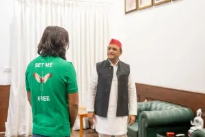 लखनऊ : अखिलेश यादव से मिले सारस के दोस्त आरिफ, शायराना अंदाज में सपा मुखिया ने सरकार पर कसा तंज