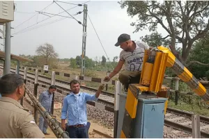 बहराइच : सांडो ने लड़ाई कर तोड़ी समपार फाटक,  रुकी रही डेमू ट्रेन