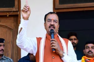 अखिलेश पर केशव का पलटवार, कहा- घुसपैठियों के खिलाफ कार्रवाई से सपा परेशान क्यों?