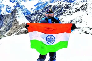 जसपुर: सहायक प्रोफेसर मनोज ने पातालसू चोटी पर फहराया तिरंगा 