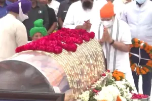 प्रकाश सिंह बादल के अंतिम दर्शन के लिए चंडीगढ़ पहुंचे प्रधानमंत्री मोदी, दी श्रद्धांजलि 