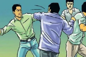 काशीपुर: वाहनों की भिड़ंत को लेकर प्रधान व पूर्व प्रधान गुट भिड़े