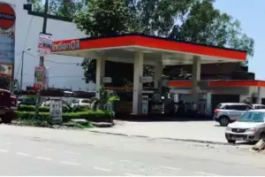 हल्द्वानी: दिन-दहाड़े पेट्रोल पम्प में चले लात-घूंसे , पम्पकर्मियों की पिटाई का एसोसिएशन के अध्यक्ष ने जताया कड़ा विरोध 