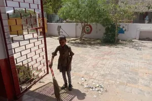 हरदोई : विद्यालय में छात्रा से लगवाई जा रही झाड़ू, वीडियो सोशल मीडिया पर हुआ वायरल