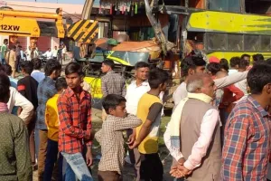 संभल: छुट्टा गोवंश बचाने में पलटी डग्गामार बस, 12 यात्री घायल