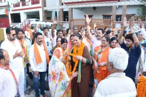 लखनऊ : भाजपा महापौर प्रत्याशी सुषमा खरकवाल ने लोगों के बीच जाकर पूछा कुशलछेम