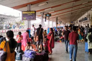 बरेली: जंक्शन पर एक साथ दो त्रिवेणी एक्सप्रेस आने से असमंजस में यात्री