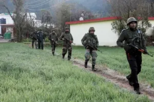 जम्मू-कश्मीर के राजौरी में सुरक्षा बलों ने एक ड्रोन को मार गिराया, तलाश अभियान जारी 