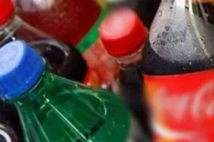 बरेली: गर्मी की दस्तक....बस अड्डों पर नकली कोल्डड्रिंक और पानी की बोतल बेचने का खेल शुरू