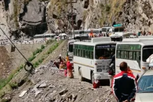 चमोली: बदरीनाथ हाइवे पर भूस्खलन होने से यात्री परेशान, वाहनों की लगी लंबी कतार 