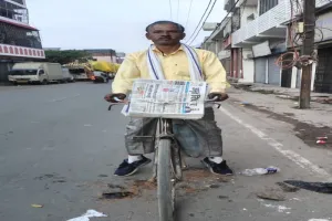 अयोध्या : गर्मी हो या जाड़ा भयंकर, 46 वर्षों से अनवरत अखबार बांट रहे रामशंकर 