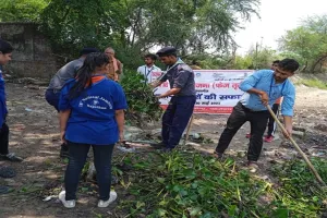 बहराइच: स्वयं सेवकों के साथ स्काउट गाइड ने सरयू नदी में  चलाया स्वच्छता अभियान