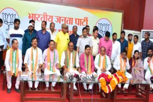 UP News: केके सचान और नरेन्द्र सिंह यादव समर्थकों संग भाजपा में हुए शामिल, ब्रजेश पाठक ने दिलाई शपथ