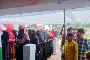 बहराइच: नगर निकाय के लिए मतदान जारी, मतदान केंद्रों पर मतदाताओं की लगी लाइन