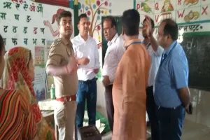 बहराइच: मतपत्र छीनकर फाड़ने के आरोप में भाजपा प्रत्याशी के पति समेत तीन अन्य के खिलाफ केस दर्ज