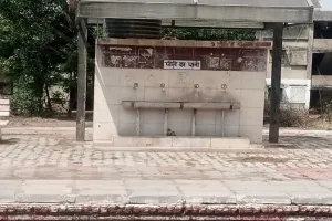 रायबरेली: एक सप्ताह से पानी की बूंद-बूंद को तरस रहे यात्री और रेलकर्मी, अधिकारी नहीं सुनते फरियाद 