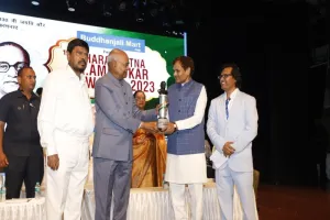 भय मुक्त UP के लिए पूर्व राष्ट्रपति रामनाथ कोविंद ने दिया CM योगी को आंबेडकर अवार्ड 