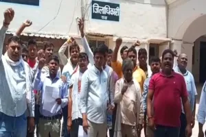 रायबरेली : सचिवों के खिलाफ प्रधानों का फूटा गुस्सा , प्रदर्शन कर डीएम को सौंपा ज्ञापन