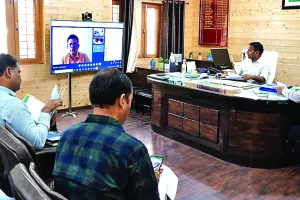 Champawat News : भूमि हस्तांतरण मामले में डीएम ने की समीक्षा बैठक, बोले- विकास कार्य में बाधा न आये भूमि हस्तांतरण 