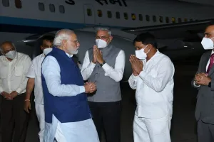 मोदी का देवव्रत, पटेल ने अहमदाबाद एयरपोर्ट पर किया स्वागत 