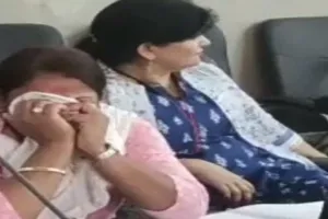 प्रयागराज : जब अफसर ने लगाई फटकार तो रो पड़ीं काउंसलर